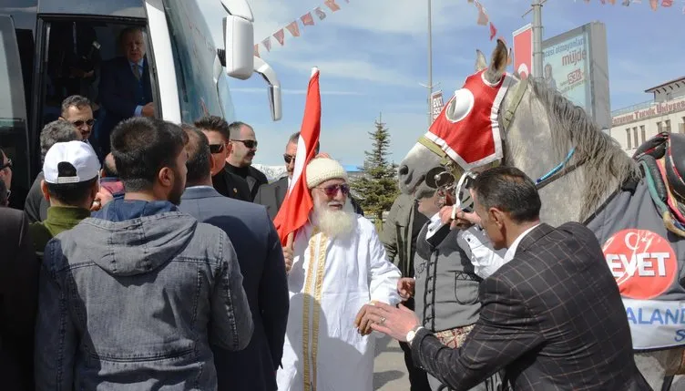 Erdoğan’ı Erzurum’da atlı ciritçiler karşıladı