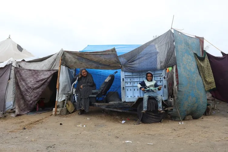 Siyonist İsrail sadece bombalarla katletmiyor: Bir yanda bombalar diğer yanda kara kış