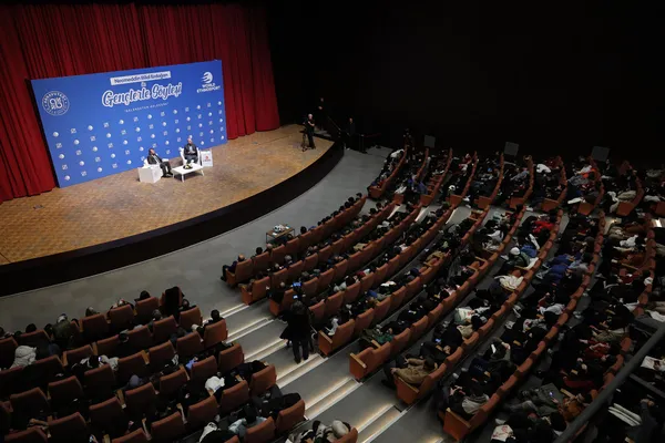 bilal-erdogan-genclerle-bulustu-tecrubelerini-paylasti-sizler-bu-milletin-ve-medeniyetin-gelecegisiniz-1736232178242.jpg