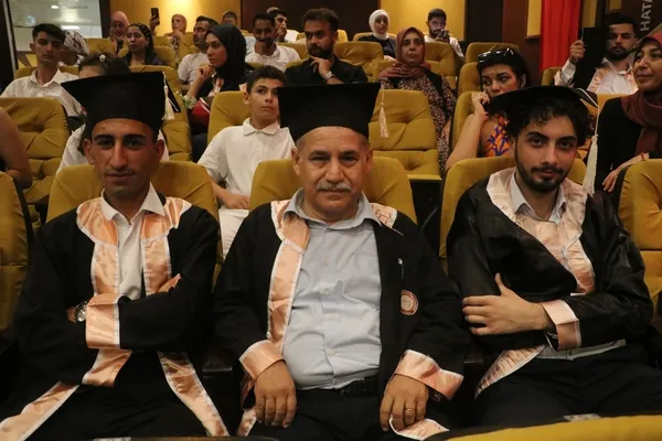 8-universitesini-birincilikle-bitirdi-63-yasindaki-ismail-amca-diplomasini-15-yasindaki-ikizleriyle-aldi-1719300789398.jpg