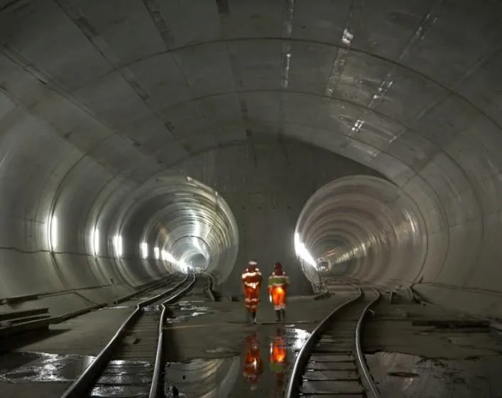 İsviçre ile İtalya arasında demiryolu tüneli açıldı.