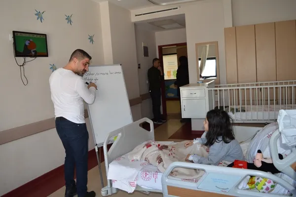 depremzede-yarali-ogrenciler-hastanede-egitime-basladi-1676891822710.jpg