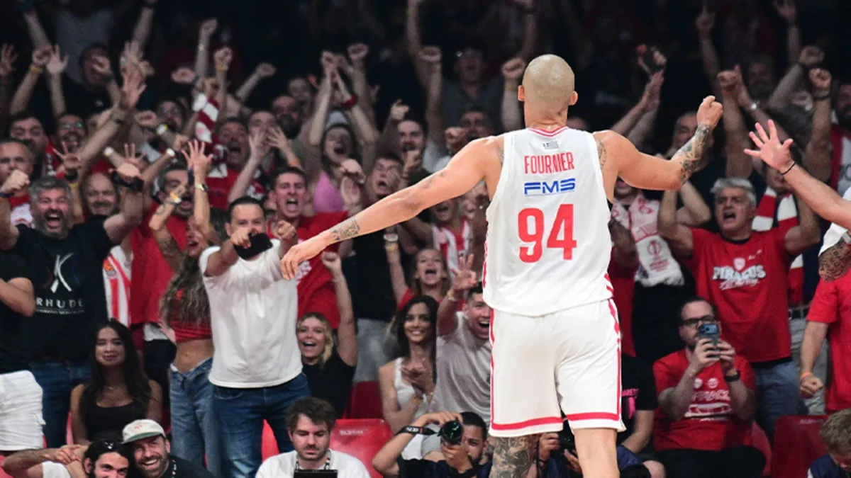 Olimpiakos basketbol takımının oyuncuları şampiyonluk kupasıyla sevinç yaşarken çekilmiş bir fotoğrafı.