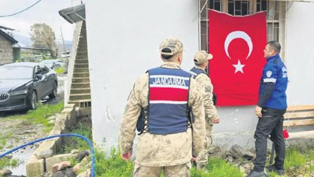 Askeri araç devrildi: 2 şehit