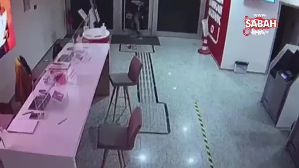 İzmir'de camını kırıp içeri girdiği bankadan 4 tableti böyle çaldı | Video