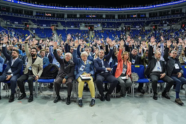 fenerbahcede-yetki-oylama-sona-erdi-iste-kongrede-cikan-sonuclar-1761390631446.jpg