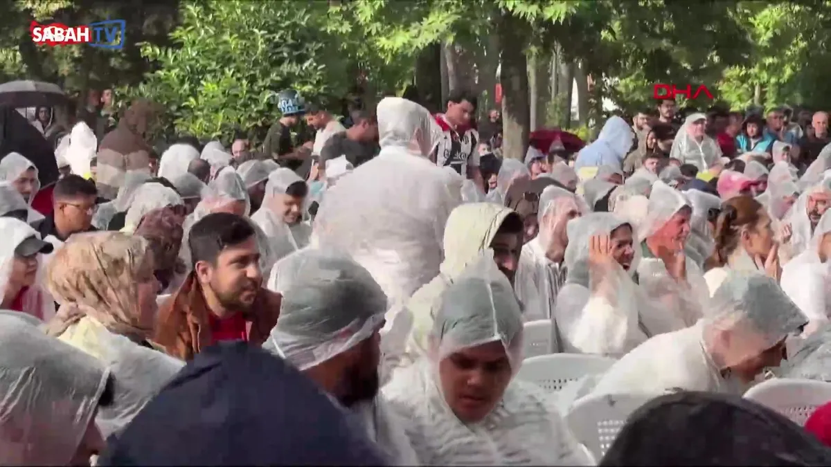 Hatay’da milli maç heyecanı! Antakya’da yağmura rağmen milli maçı dev ekrandan takip ettiler videosunu izle Hatay’da milli maç heyecanı! Antakya’da yağmura rağmen milli maçı dev ekrandan takip ettiler videosunu izle