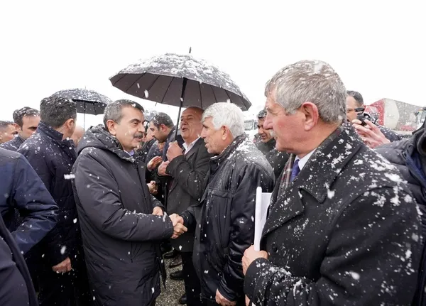milli-egitim-bakani-tekine-kar-altinda-coskulu-karsilama-1709832696116.jpg