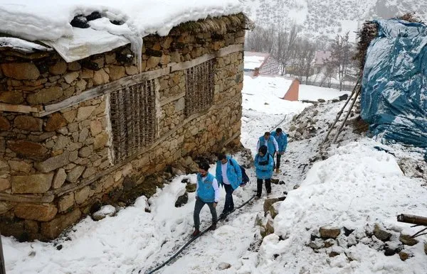 Karlı yolları aşıp hastalara şifa götürüyorlar