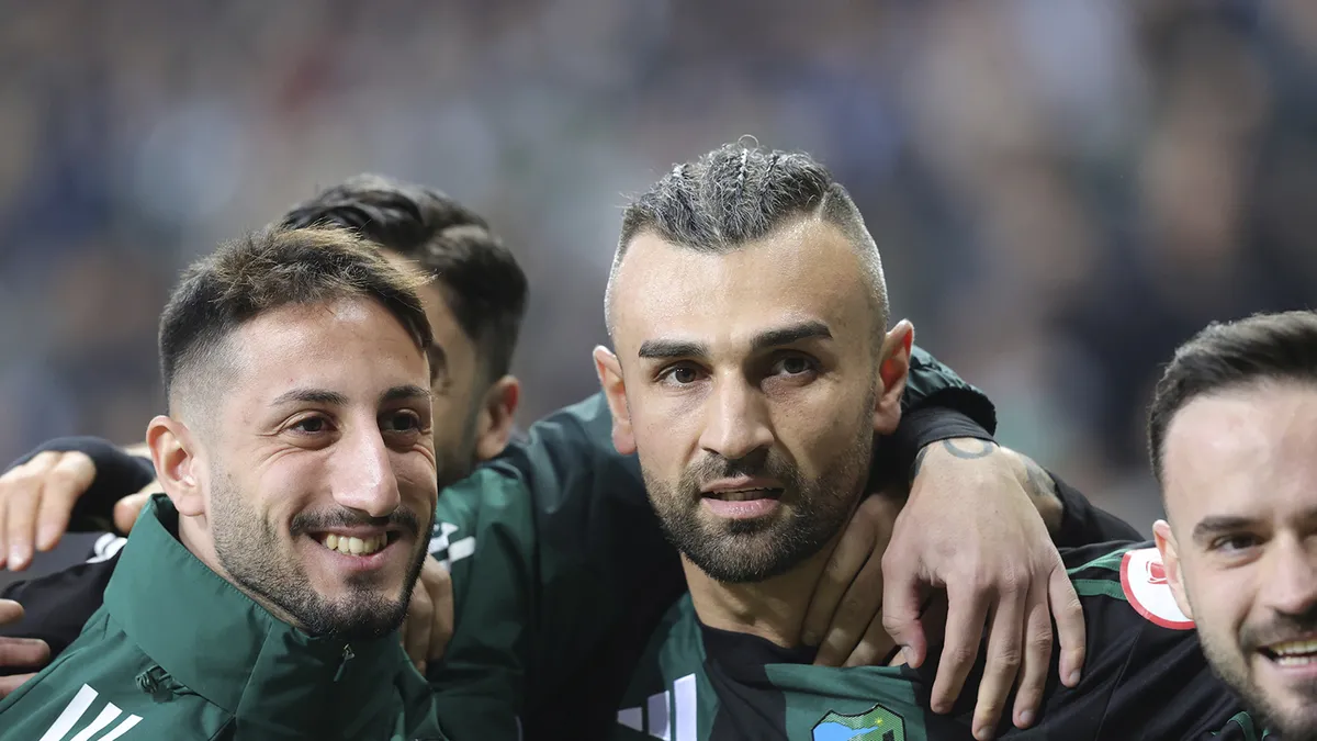 Kocaelispor forması giyen Ahmet Oğuz ve Serdar Dursun sahadaki bir mücadele anında.
