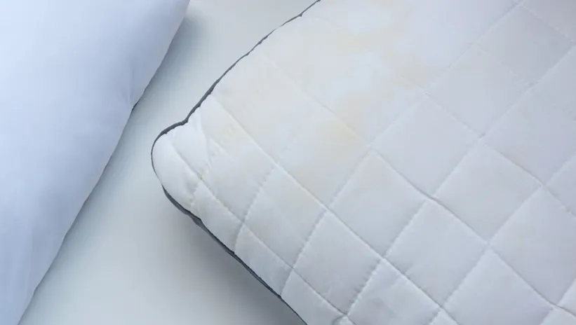 Tek adımda kar gibi beyaz yastıklar! Sararmaları bir anda yok edecek o doğal formül