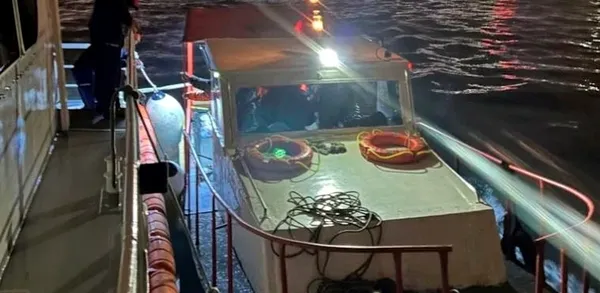 istanbul-bogazinda-icinde-6-kisinin-bulundugu-tekne-arizalandi-icindekiler-kurtarildi-1766843397584.jpg