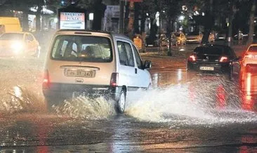 Kahramanmaraş’ta sağanak yağmur etkili oldu, araçlar yollarda kaldı