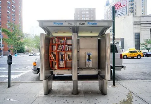 Telefon kulübesinden kütüphane yaptılar!