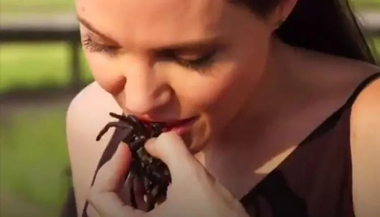 Angelina Jolie canlı canlı örümcek yedi