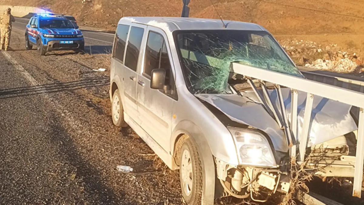 Elazığ’da feci kaza: Araç bariyerlere saplandı! 2 yaralı Elazığ’da feci kaza: Araç bariyerlere saplandı! 2 yaralı