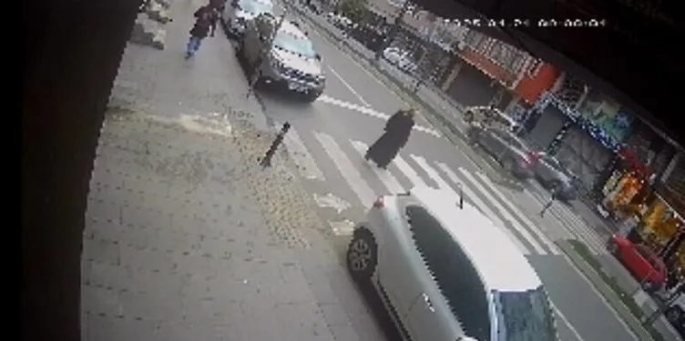 İETT otobüsünün çarptığı kadın hayatını kaybetti! Korkunç kaza kamerada