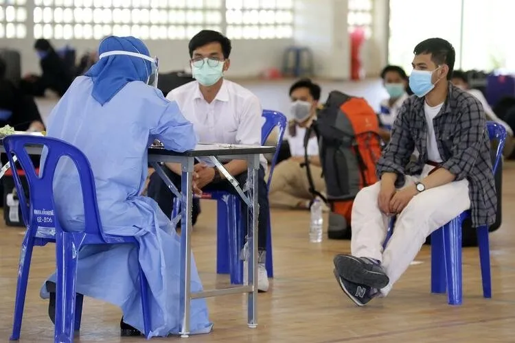 Şoke eden olay! Tayland Kralı Corona virüs karantinasına 20 kadınla girdi