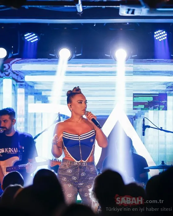 Demet Akalın’ın sahne tarzı gündem oldu! Simge Sağın’dan yorum gecikmedi