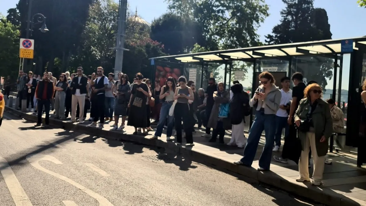 Özel Halk Otobüslerinin kontak kapatmasının ardından duraklarda yoğunluk oluştu