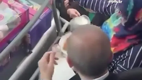 Sakaryalılar Başkan Erdoğan'ın otobüsünü durdurup baklava ve kuruyemiş ikram etti | Video