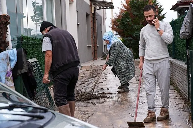 SON DAKİKA… İzmir Bergama’yı sel vurdu! Metrekareye 137 kilogram yağış düştü: Cadde ve sokaklar göle döndü!