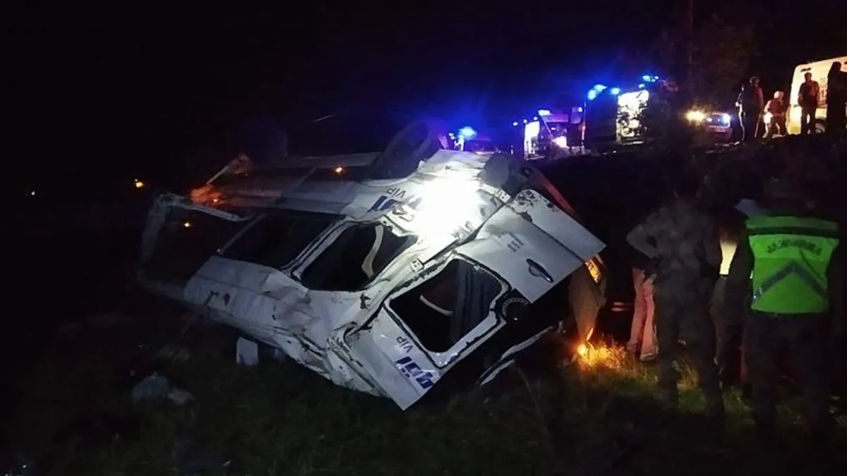 Bingöl’de yolcu minibüsü devrildi: 13 yaralı Bingöl’de yolcu minibüsü devrildi: 13 yaralı