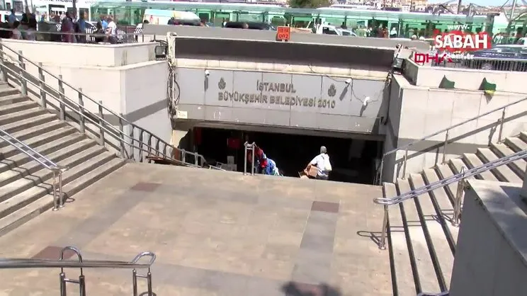 Eminönü esnafı toparlanmaya çalışıyor