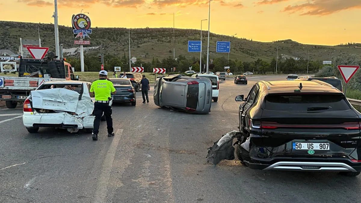 Kayseri'de meydana gelen zincirleme trafik kazası sonrası araçlar.
