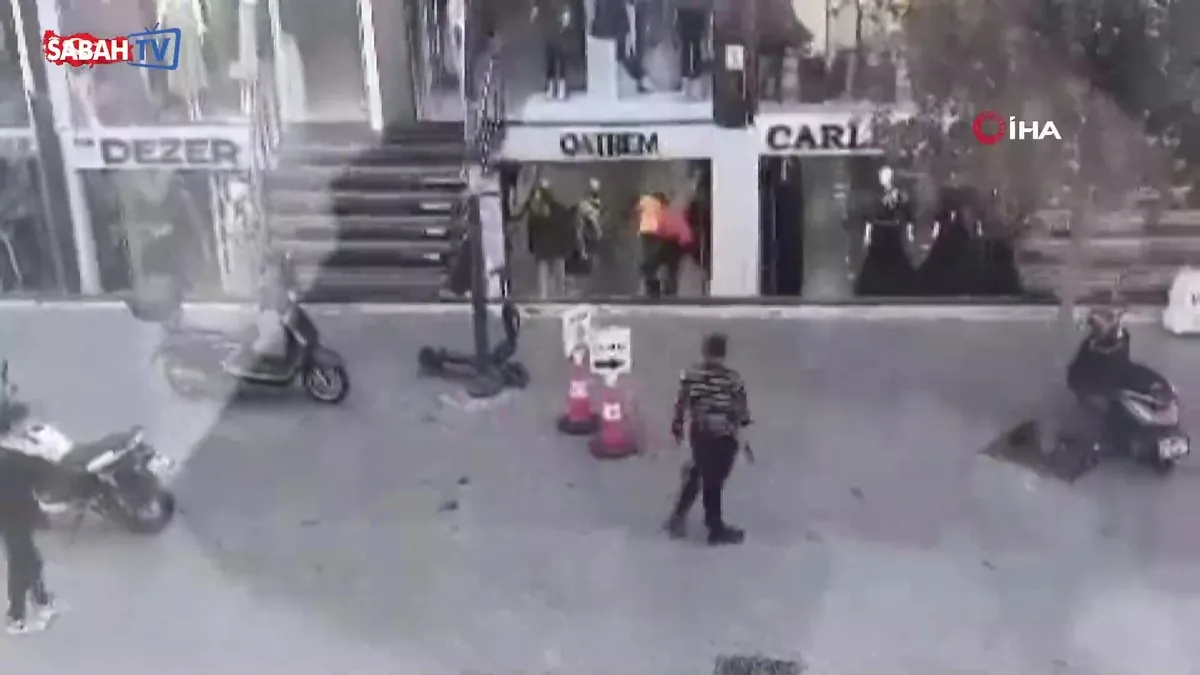 Güngören’de silahlı şahıs, tartıştığı kişiyi sokak ortasında vurdu! Dehşet anları kamerada | Video videosunu izle Güngören’de silahlı şahıs, tartıştığı kişiyi sokak ortasında vurdu! Dehşet anları kamerada | Video videosunu izle