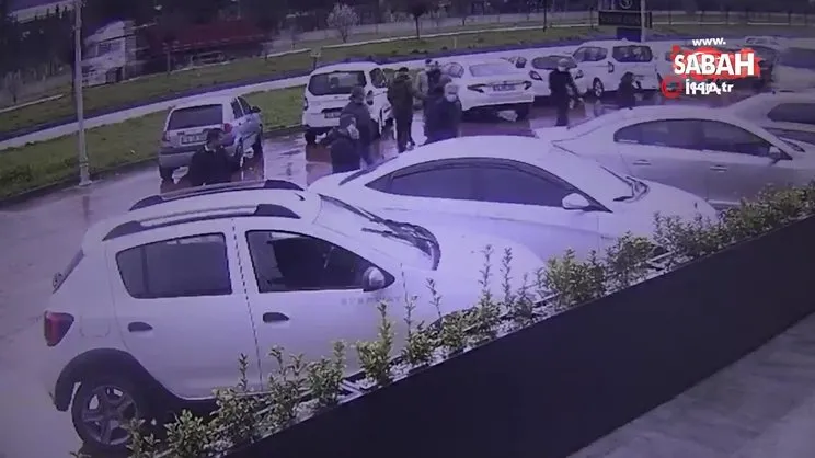 Kamyonun lastiği fırlayıp park halindeki otomobile böyle çarptı | Video
