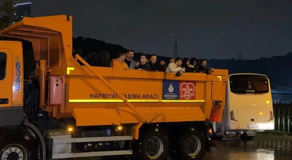 istanbulda-afet-yasandi-mahsur-kalan-yuzlerce-kisi-is-makinalariyla-kurtarildi-unlu-sarkici-botla-tahliye-edil-1792045060098.jpg