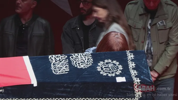 Adile Naşit’in yeğeni usta tiyatrocu Naşit Özcan’a veda...Eşi tabutunu öperek uğurladı!