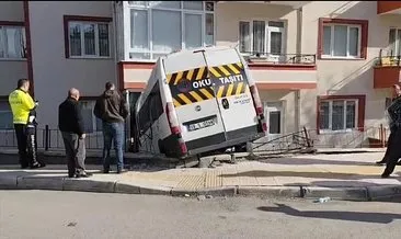 Çorum’da okul servisi balkona daldı: 2 öğrenci yaralandı! #corum