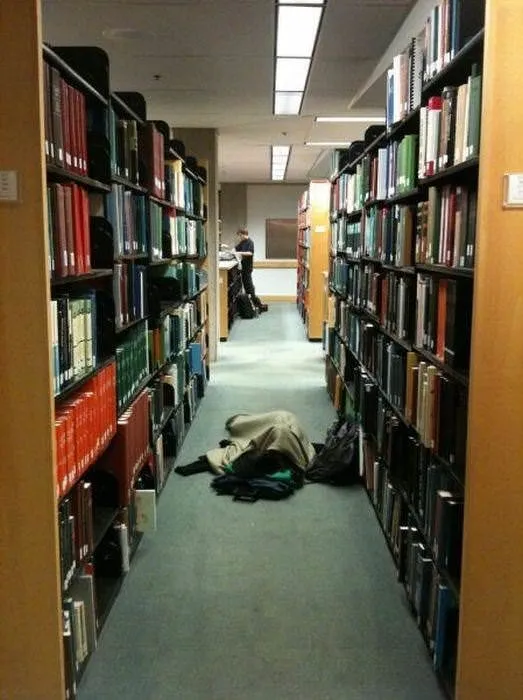 Öğrenci her yerde uyur