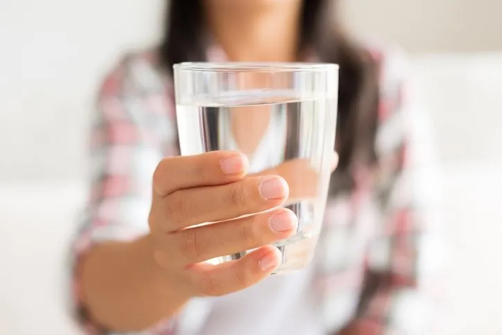 Suyu bu şekilde içmek faydalarını 5’e katlıyor! Metabolizmayı adeta ateşliyor…