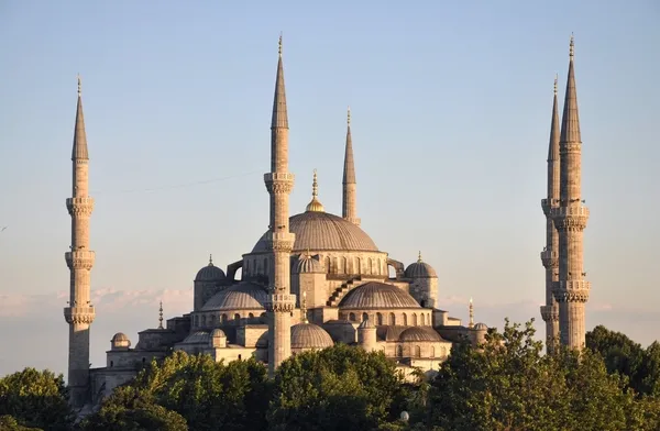 sultanahmet-camii-bayramin-il-gunu-cuma-namaziyla-aciliyor-1682007429279.jpeg
