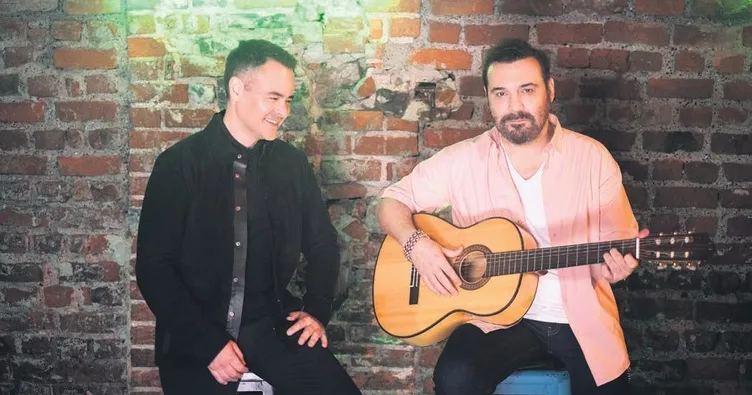 Operacılığını çaktırmadan pop söylüyor!