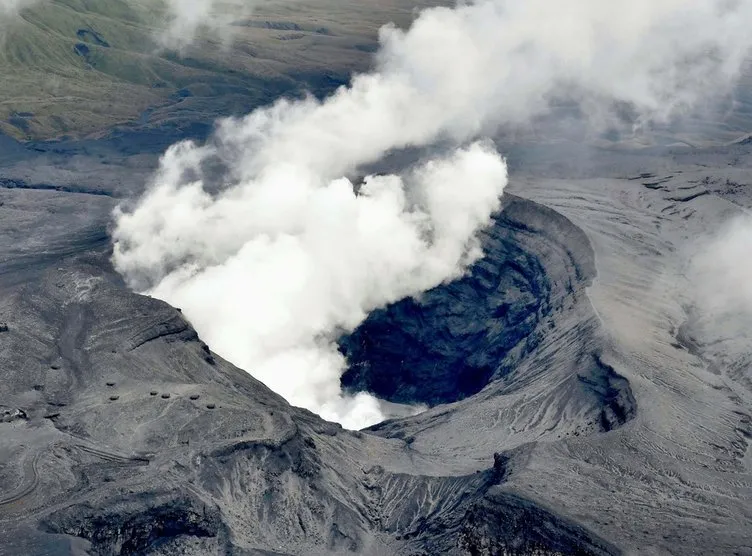 Aso Yanardağı’ndan çıkan dumanlar 11 bin metreye kadar ulaştı