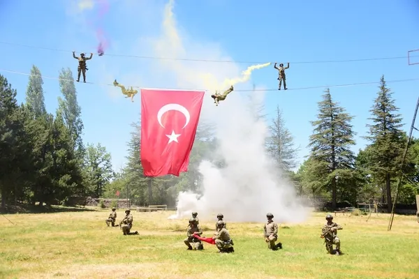 2-bin-235-yillik-gurur-kahraman-komandolarin-gosterileri-nefes-kesti-1782652265635.jpg