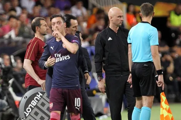 Arsenal finale çıktı, Mesut Özil'in o hareketi geceye damga vurdu