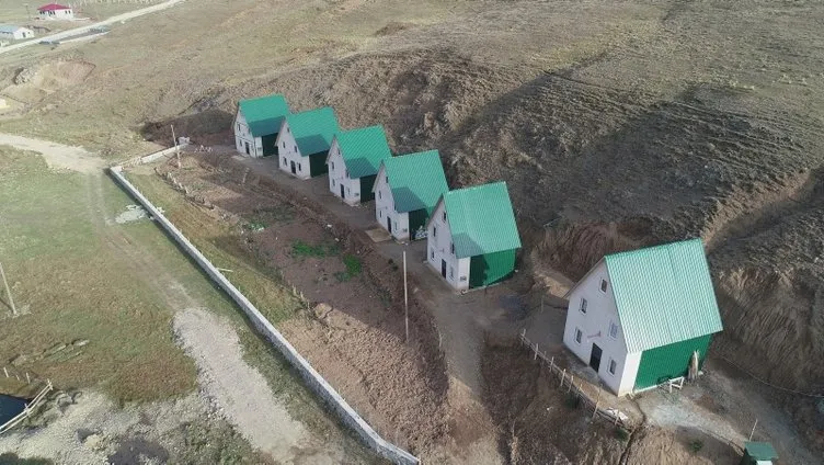 Yaylada, tek tip inşa edilen 6 ev kaçak çıktı