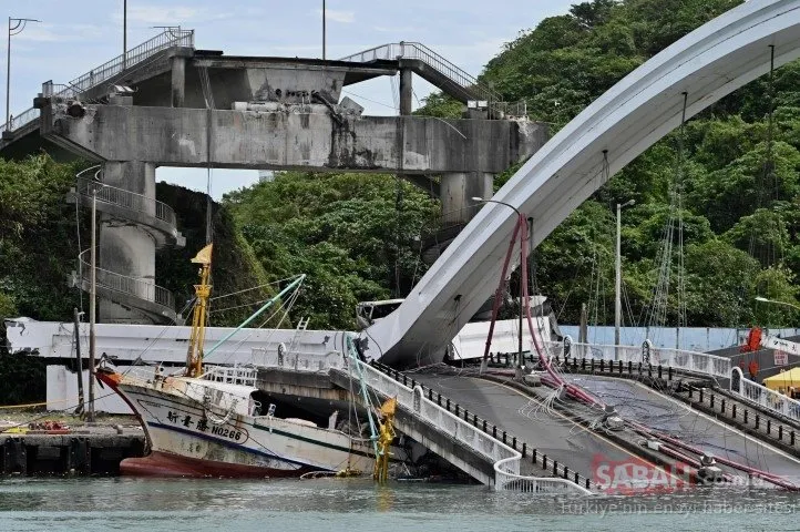 Tayvan’da köprü çöktü! Araçlar suya gömüldü...