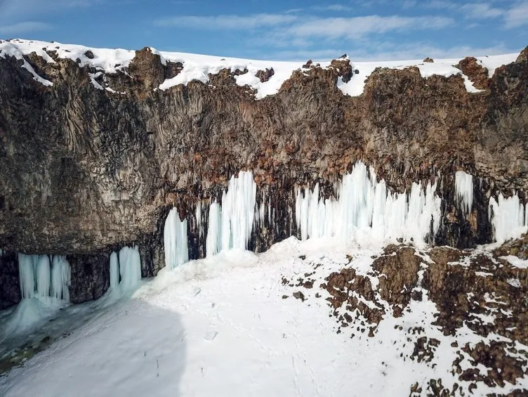 Diyadin Kanyonu’nda 30 metrelik buz sarkıtları