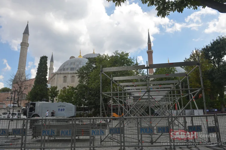 Εικόνες της τελευταίας στιγμής και όλες οι εξελίξεις από την Αγία Σοφία που προετοιμάστηκαν για την προσευχή της Παρασκευής