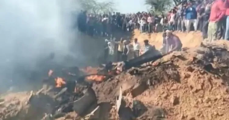 Hindistan Hava Kuvvetleri’ne ait iki savaş uçağı yere çakıldı