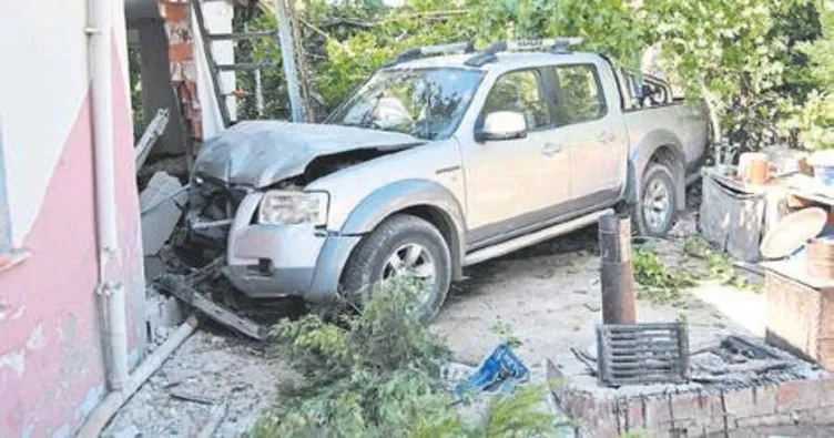 Kamyonet evin bahçesine daldı: 1 ölü