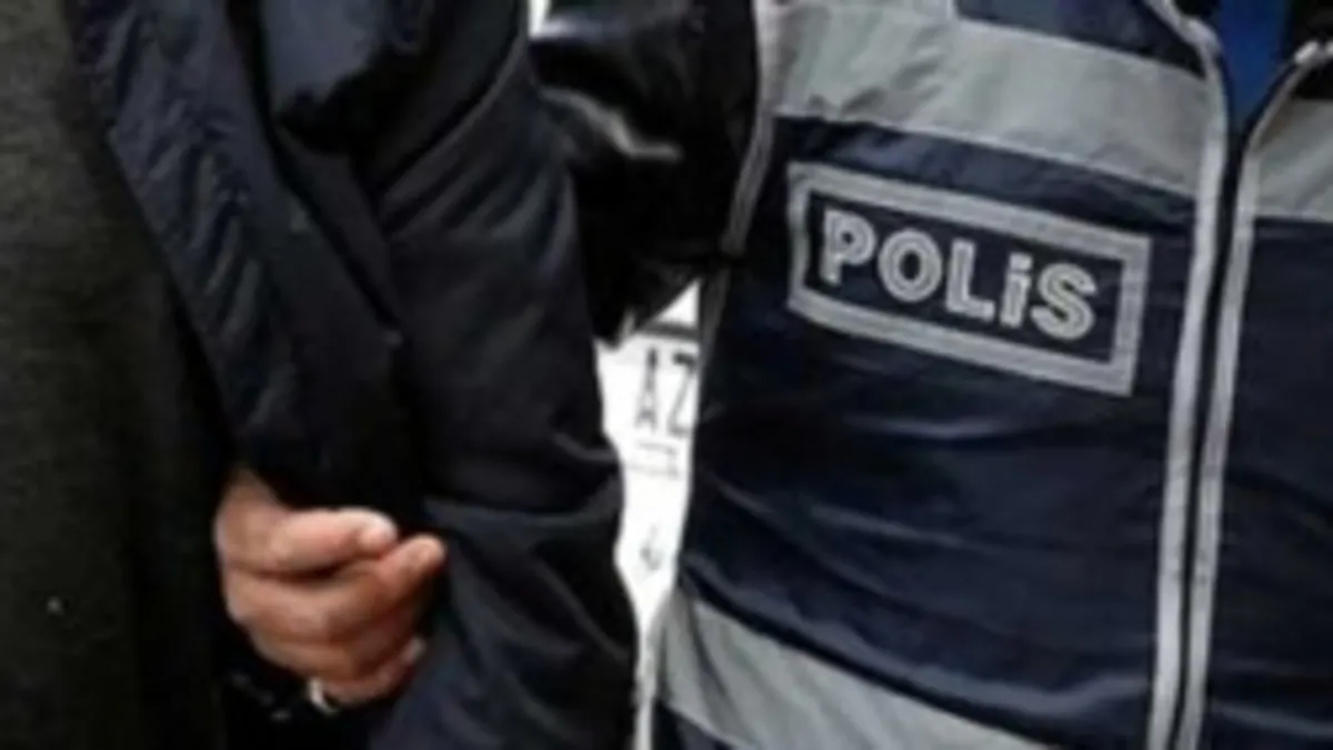 72 yıl hapis cezası bulunan 2 firari yakalandı 72 yıl hapis cezası bulunan 2 firari yakalandı