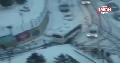 İstanbul Başakşehir’de karla kaplı yolda kayarak yayalara çarpma tehlikesi atlatan araç kamerada