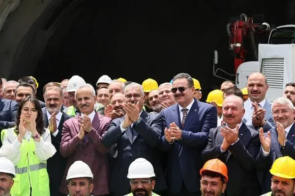 corumda-tarihi-hizli-tren-projesinin-temelini-bakan-uraloglu-atti-1749901653140.jpg